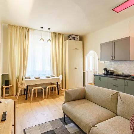 Апартаменты Sunny Luxurious Two Bedroom At Jewish District