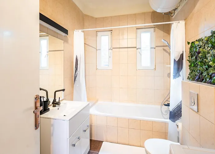 Sunny Luxurious Two Bedroom At Jewish District Lägenhet *